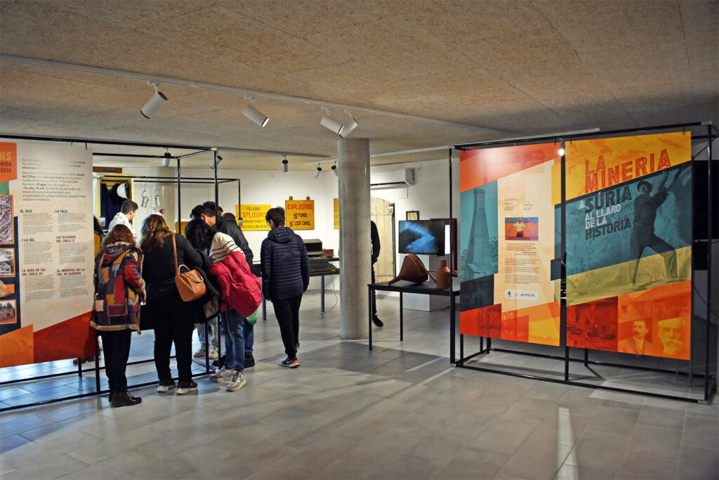 Súria El Museu de la Mineria de Súria ple d'història rep la visita de persones interessades en el passat miner del municipi. Està ubicat a l'edifici de Cal Balaguer del Porxo.