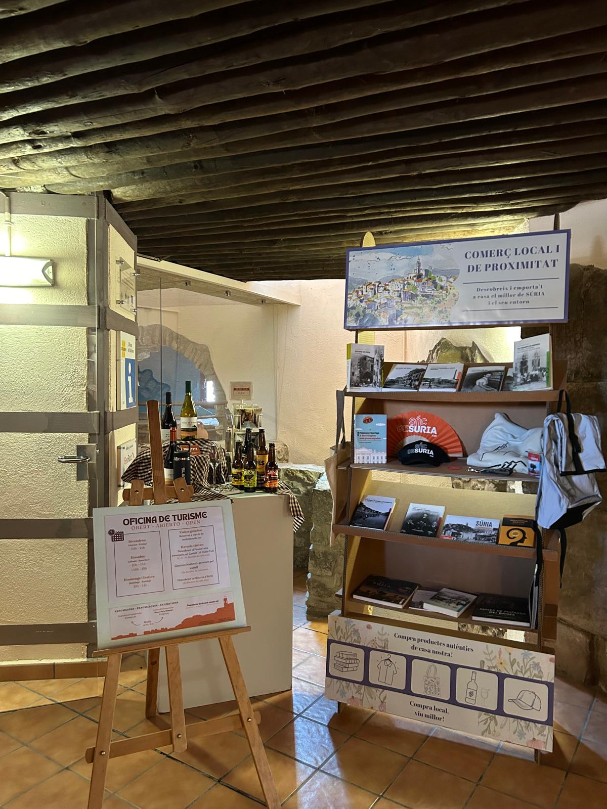 Un estand de productes artesanals de Súria i voltants dins de l'edifici de Cal Balaguer del Porxo (Oficina de Turisme).