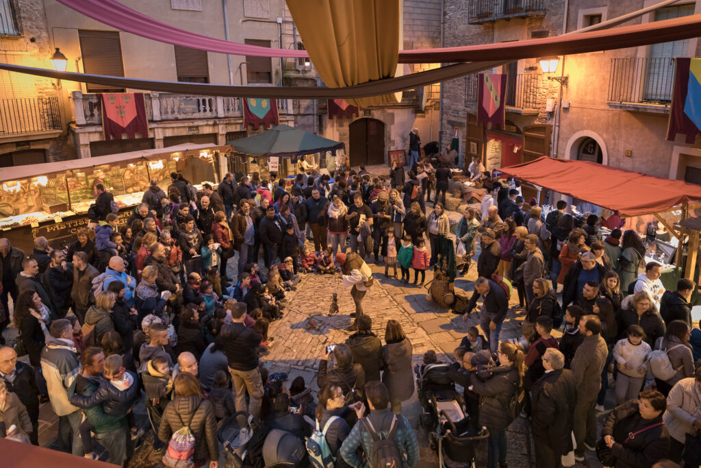 Fira Medieval dels Oficis a Súria, una recreació històrica única a la Plaça Major.