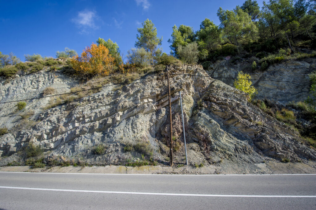 La Falla del Mig Món una estructura que destaca en el panorama natural de la zona.
