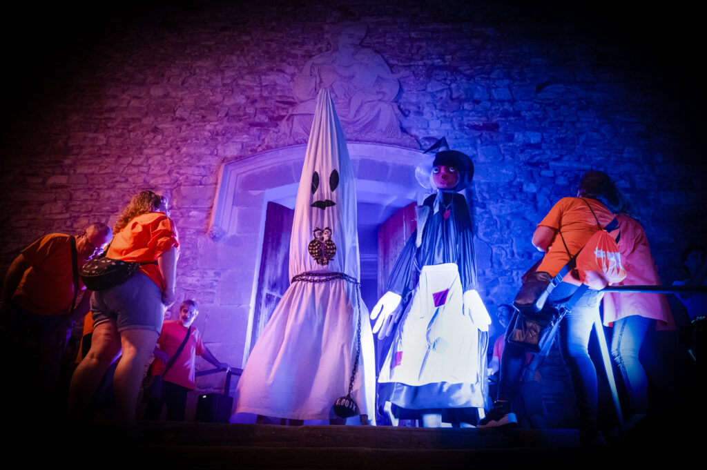 Dos gegants, el fantasma i la bruixa davant de la façana de l'església del Roser en una de les festes més recents ''La Trapellada'' que omple de vida el nucli antic.