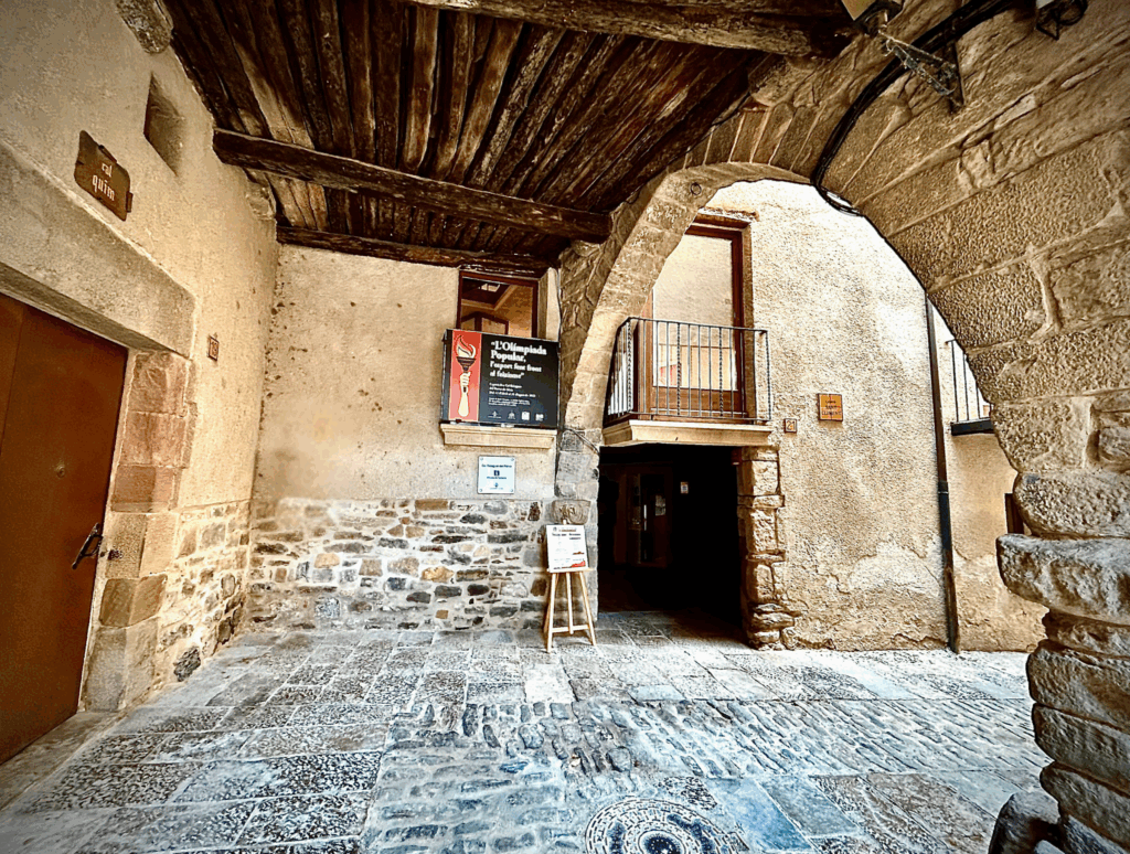 Súria L'Oficina de Turisme situada a Cal Balaguer del Porxo un edifici de pedra amb encant històric.