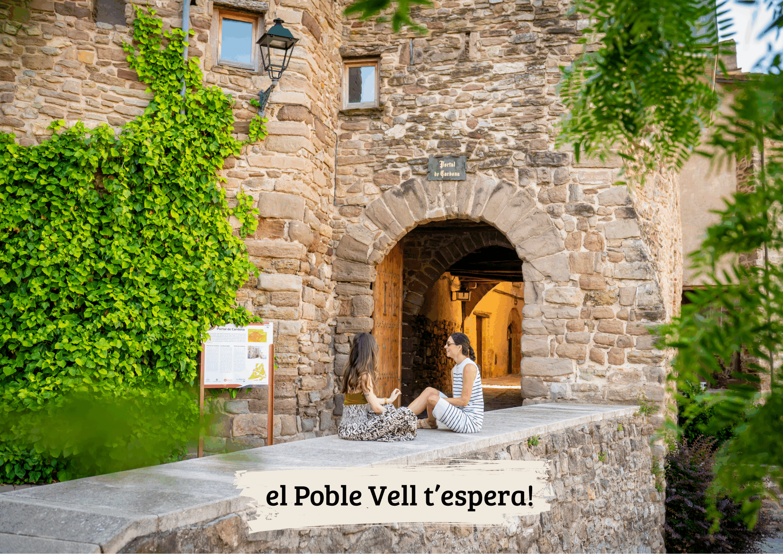 Dues noies davant del Portal de Cardona , un arc de pedra emblemàtic del Poble Vell.